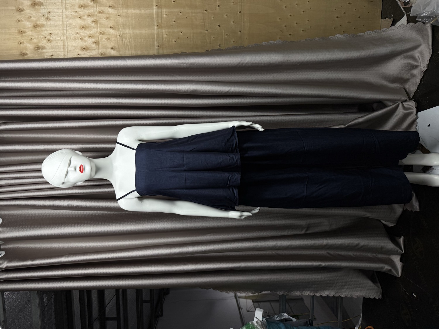 Set áo hai dây và quần suông màu navy